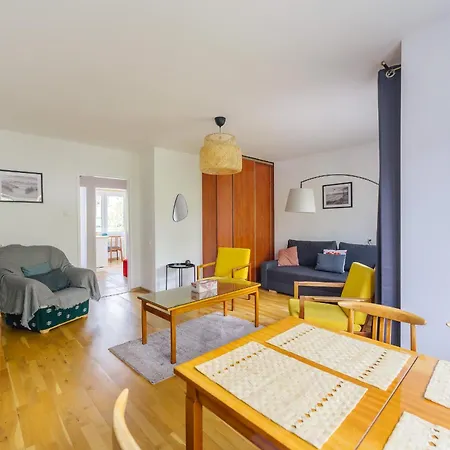 Centre Yellow Apartment *