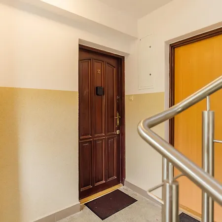 Centre Yellow